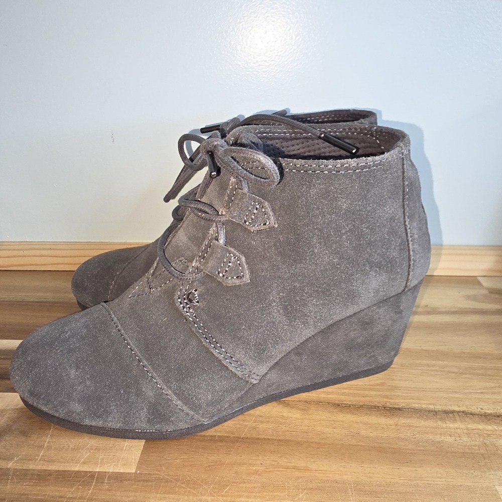 Toms Boots Womens 6 Desert Wedge Ankle Bootie Grey Suede Lace Up Round Toe